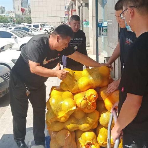 吃瓜群众抢苹果,吃瓜群众抢苹果，一场全民盛宴