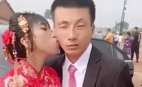 新郎像吃瓜群众