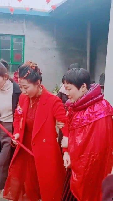 新郎像吃瓜群众