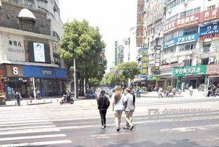 过马路吃瓜视频,过马路时吃瓜，网友直呼“太有才”