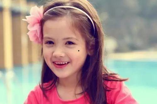 青岛吃瓜女孩是谁呀